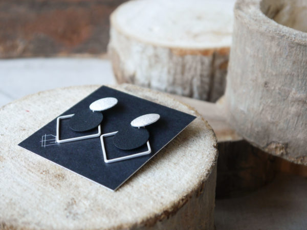 Groot vierkant met frosted schijfje - zilver/zwart
