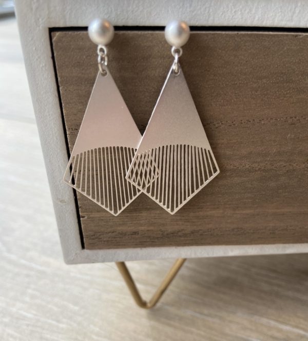 oorsteker met ruit verticale lijnen - zilver