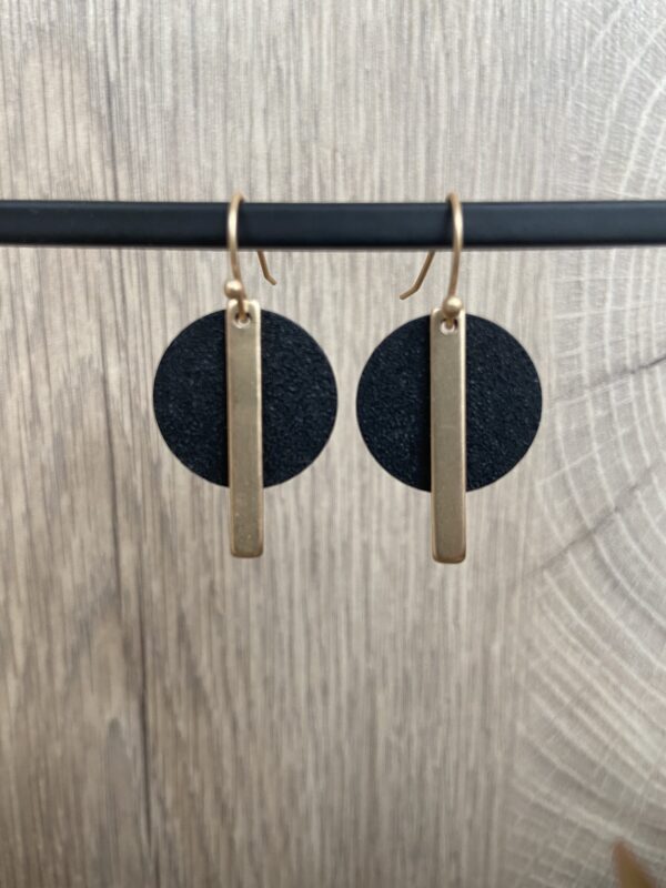 Oorhanger frosted schijfje met staafje - zwart/goud