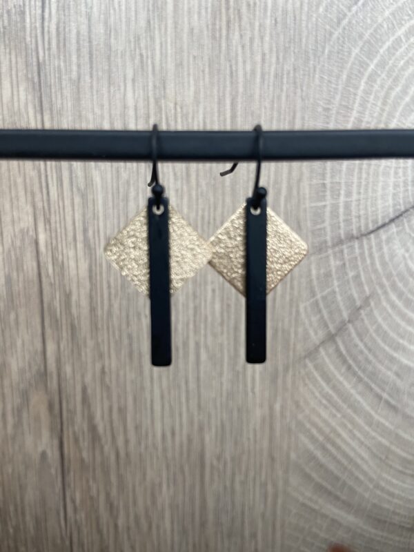 Oorhanger frosted vierkant met staafje - zwart/goud