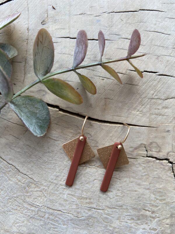 Oorhanger frosted vierkant met staafje – goud/vos