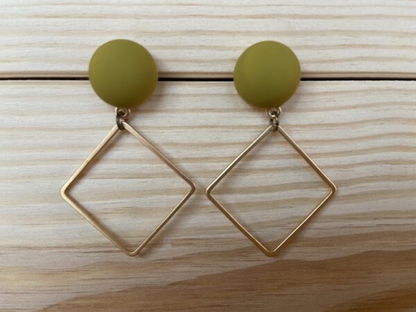 Berubberde cabochon met open vierkant - kaki