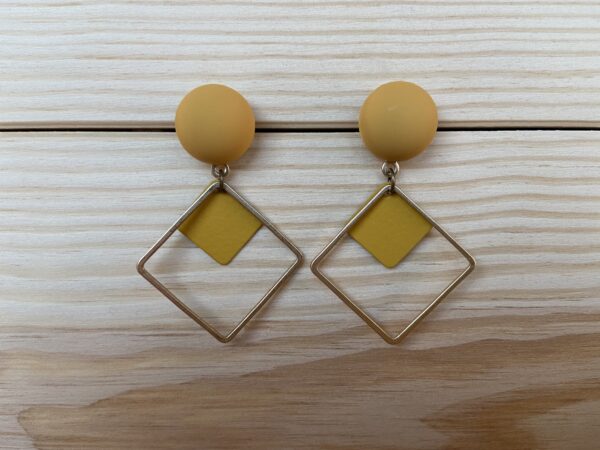 Berubberde cabochon met duo vierkant - okergeel