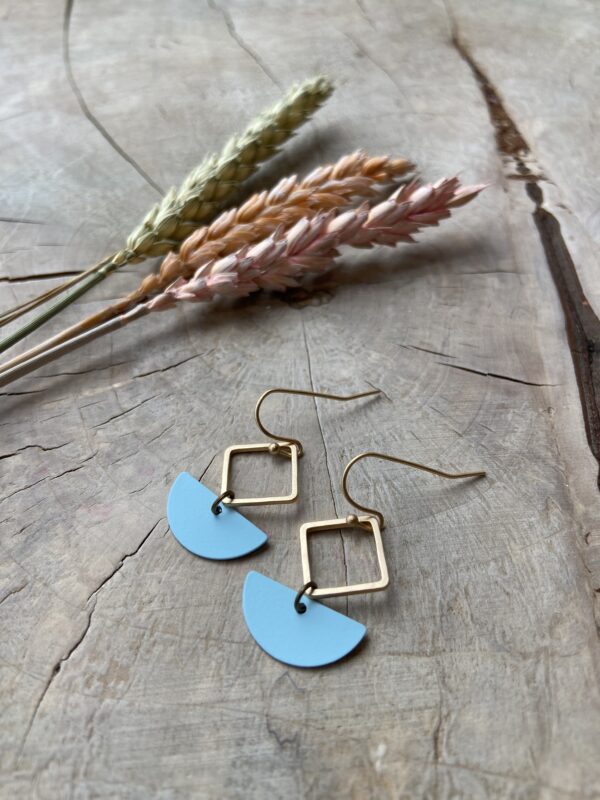 Oorhanger met half maantje en vierkant - pastel blauw