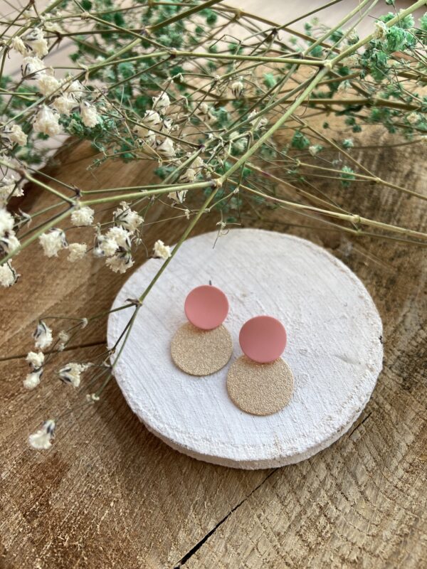Berubberde oorsteker met frosted schijfje - roze