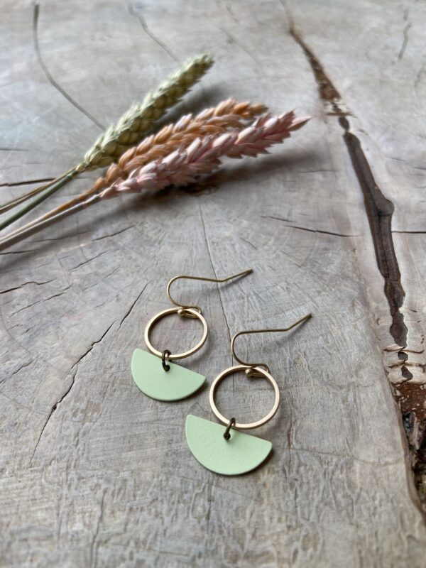 Oorhanger met half maantje en cirkel - pastel groen