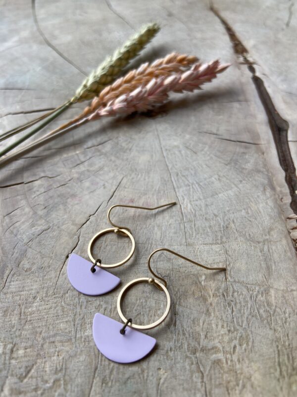 Oorhanger met half maantje en cirkel - pastel paars