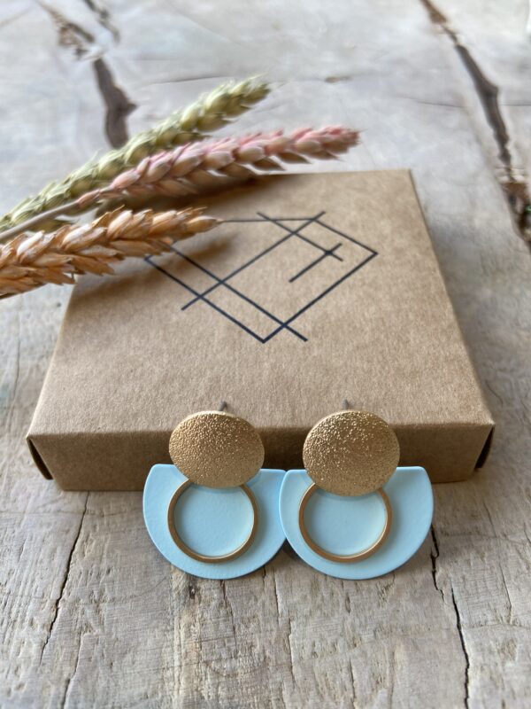 Gekorrelde oorsteker met half maantje en vierkant - pastel blauw