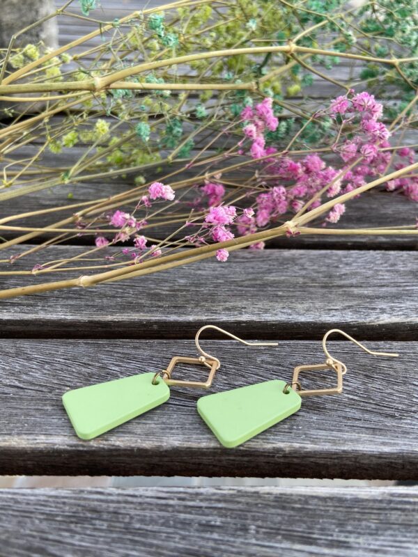 Oorhanger met trapezium - pastel groenrbzen,,