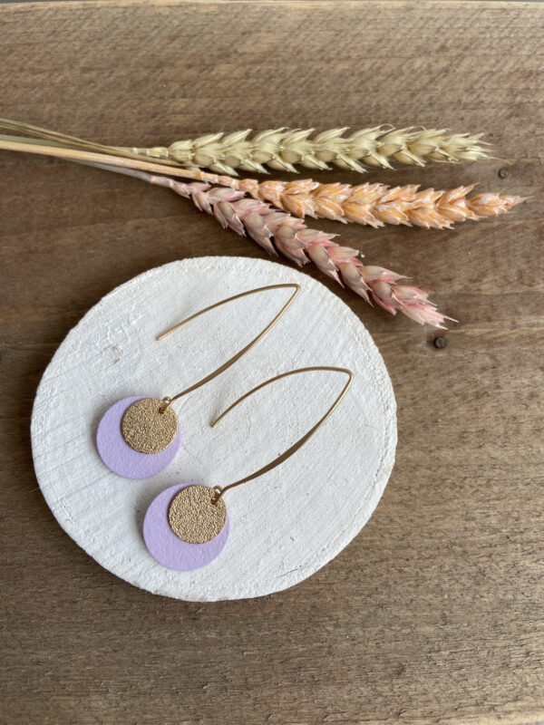 Ellips oorhanger met berubberd en frosted schijfje - pastel paars