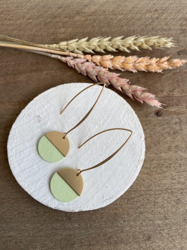 Ellips oorhanger met berubberd schijfje en half maantje - pastel groen