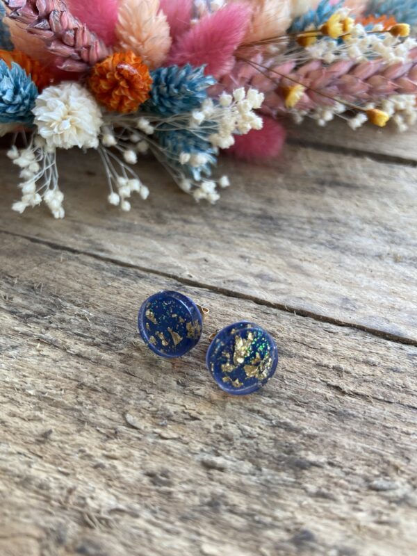 Cabochon oorsteker hars in combinatie met goudvlokken - Afbeelding 2