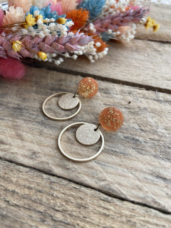 Cabochon oorsteker hars met goudvlokken en frosted cirkel