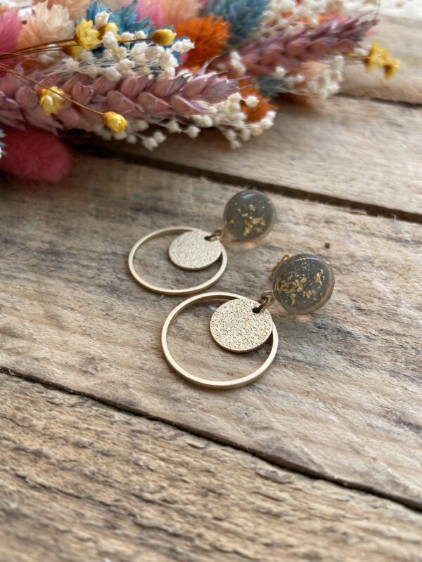 Cabochon oorsteker hars met goudvlokken en frosted cirkel - Afbeelding 3