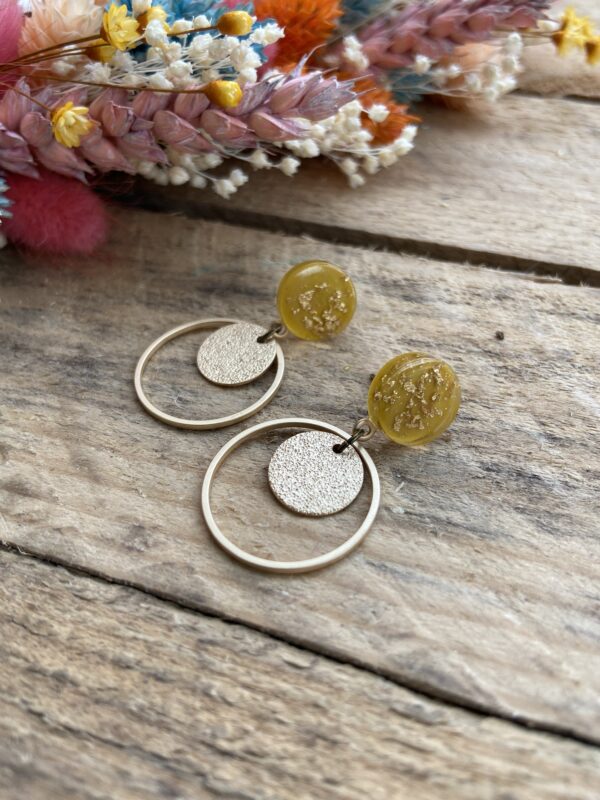 Cabochon oorsteker hars met goudvlokken en frosted cirkel - Afbeelding 2