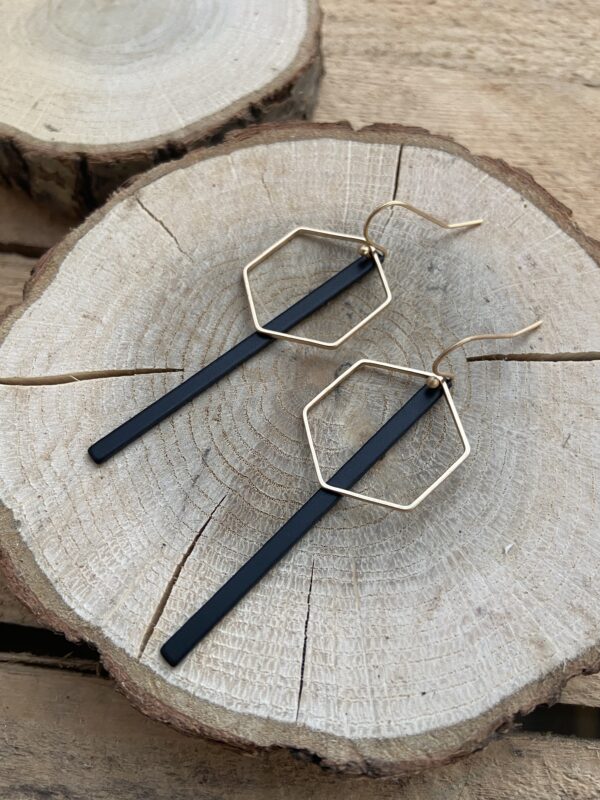 Oorhanger met lange staaf en zeshoek - goud/zwart