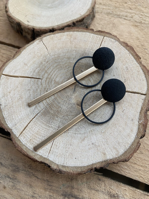Frosted oorsteker met lange staaf en cirkel - zwart/goud