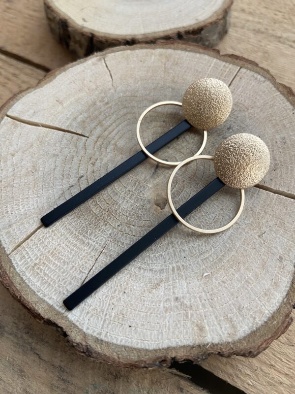 Frosted oorsteker met lange staaf en cirkel - goud/zwart