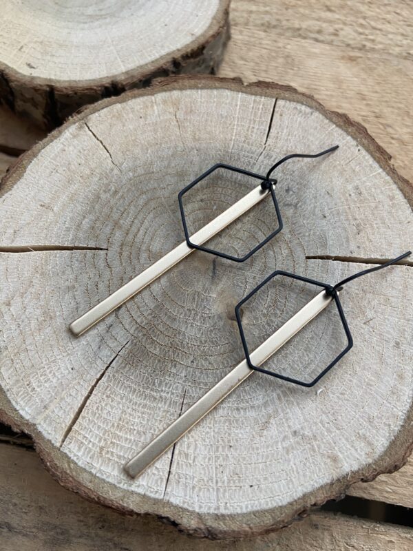 Oorhanger met lange staaf en zeshoek - zwart/goud