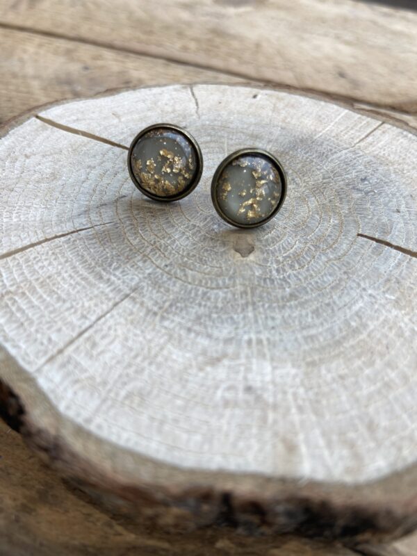 Cabochon oorsteker hars in combinatie met goudvlokken - Afbeelding 3