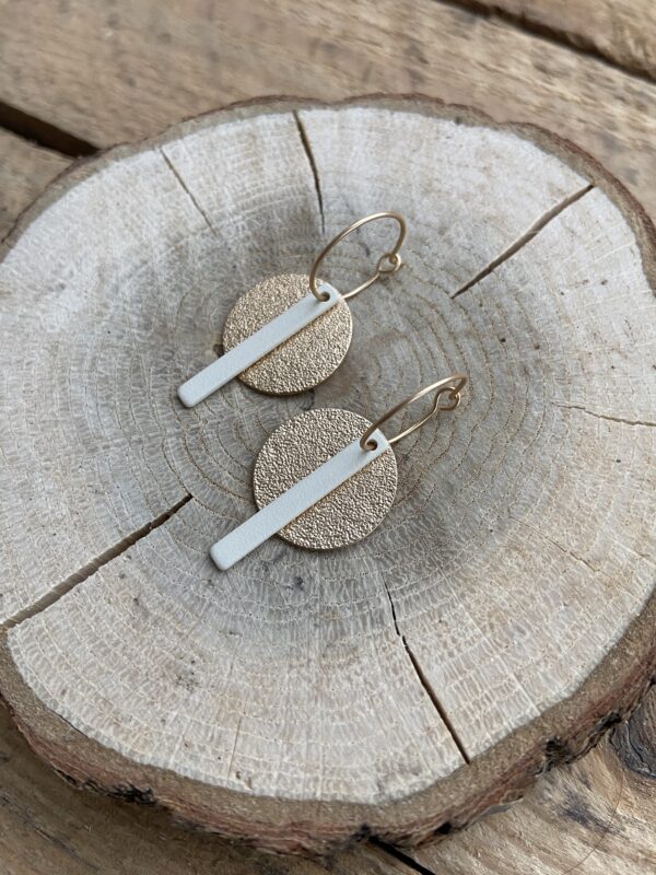 Hoop oorhanger met frosted schijfje en kort staafje - Afbeelding 2