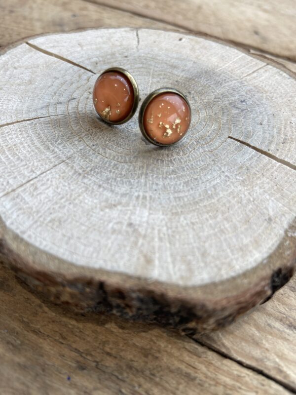 Cabochon oorsteker hars in combinatie met goudvlokken - Afbeelding 2