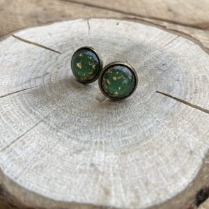 Cabochon oorsteker hars in combinatie met goudvlokken