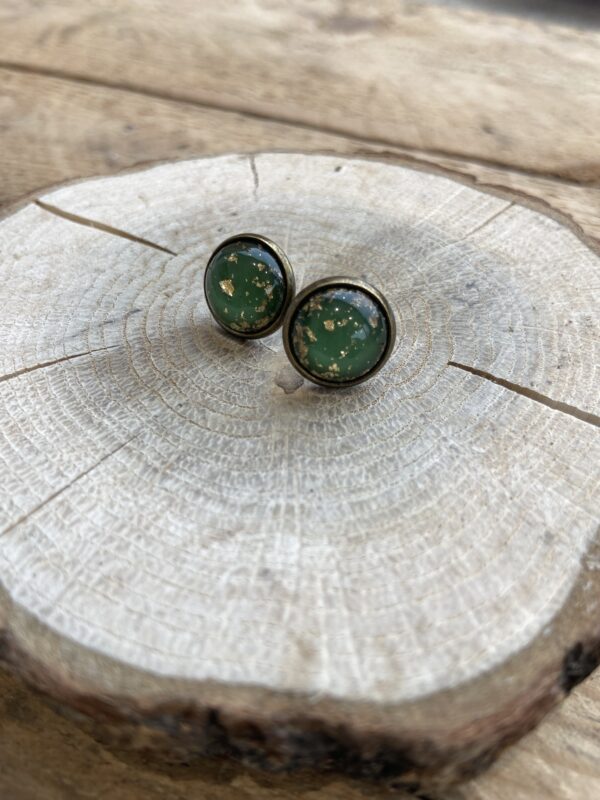 Cabochon oorsteker hars in combinatie met goudvlokken