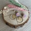 Cabochon oorsteker hars met goudvlokken en frosted vierkant