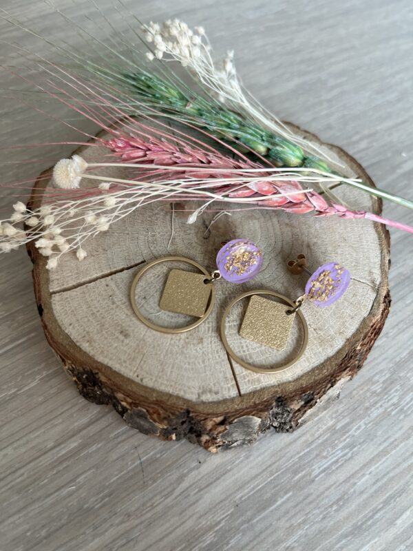 Cabochon oorsteker hars met goudvlokken en frosted vierkant