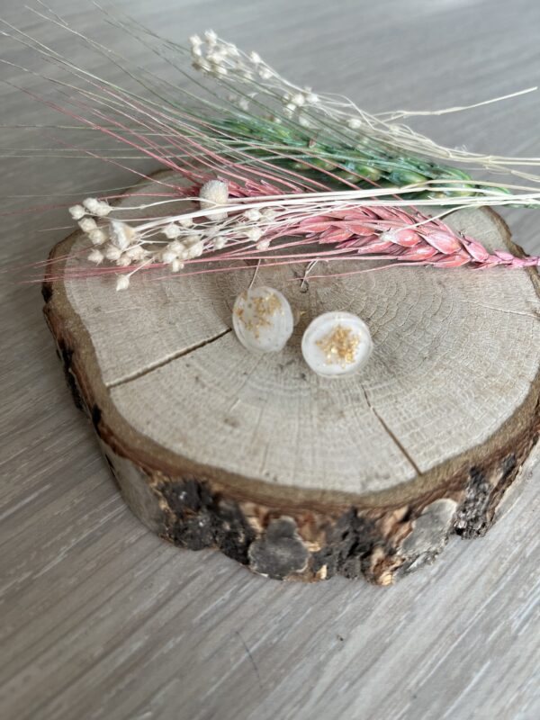 Cabochon oorsteker hars in combinatie met goudvlokken